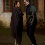 Sargun Mehta Instagram - Jis din yeh news aayi that i am doing a film with akshay kumar, uss din se har jagah, har family function, har dinner pe ek hi sawaal tha ki "real life mein kaise hain akshay kumar" . I am not lying when i am saying ki jab inki tareef shuru karo toh ghanto karte reh sakte ho. I cannot put into words how good he was with everyone during the shoot. How passionate, dedicated and disciplined he is on set. I always fell short of words. Ruling the silver screen and hearts for 33 years is no joke. A superstar in the truest sense . Thank you for being so amazing akshay sir. Will always pray for the best for you🙏 Love and regards Sargun mehta / sho parmar @akshaykumar Thank you for #cuttputli🙏🙏