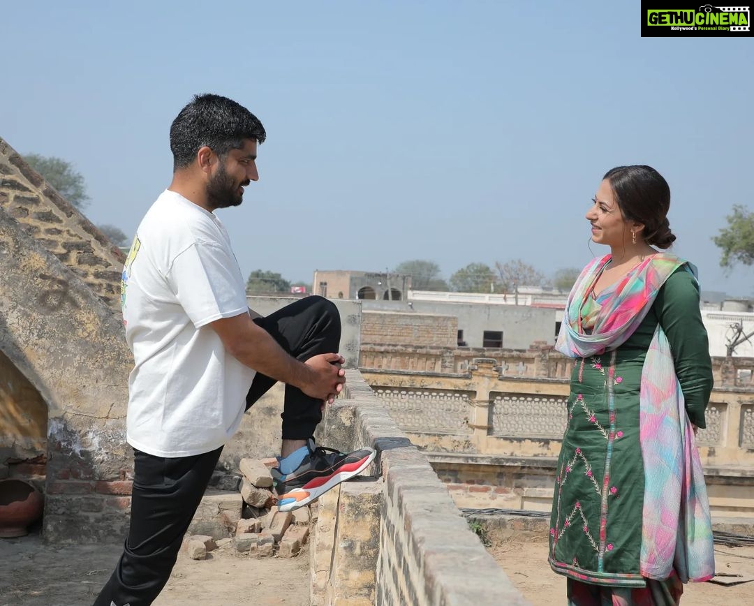 Sargun Mehta Instagram - When jaggi scolds me and gitaz Us - "ek hum hain jo tujhko khuda maante hain , ek tu hain jo humko banda bhi na maane " 🤣🤣 #MOH #16THSEPTEMBER2022 @gitazbindrakhia @jagdeepsidhu3 @jaani777 @bpraak