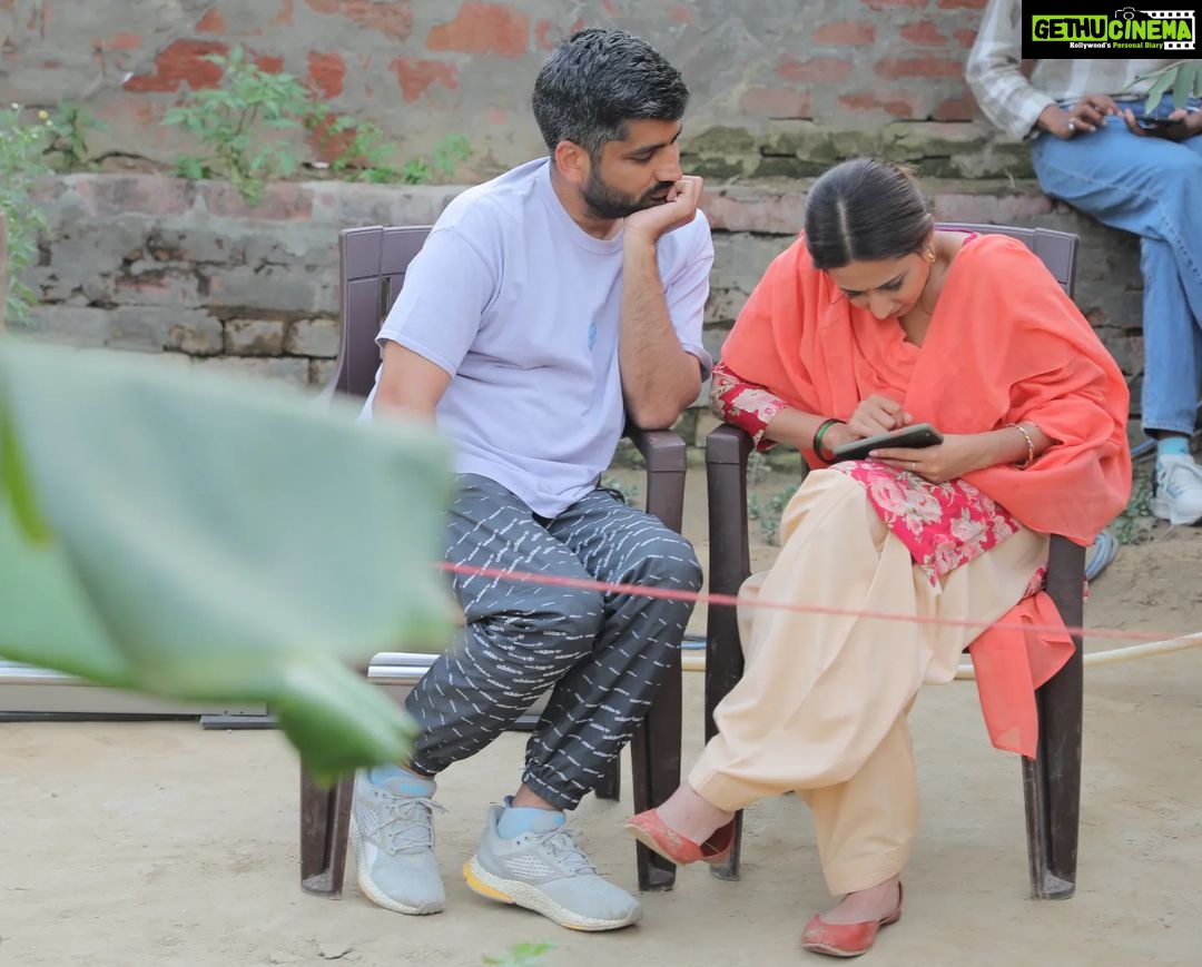 Sargun Mehta Instagram - When jaggi scolds me and gitaz Us - "ek hum hain jo tujhko khuda maante hain , ek tu hain jo humko banda bhi na maane " 🤣🤣 #MOH #16THSEPTEMBER2022 @gitazbindrakhia @jagdeepsidhu3 @jaani777 @bpraak