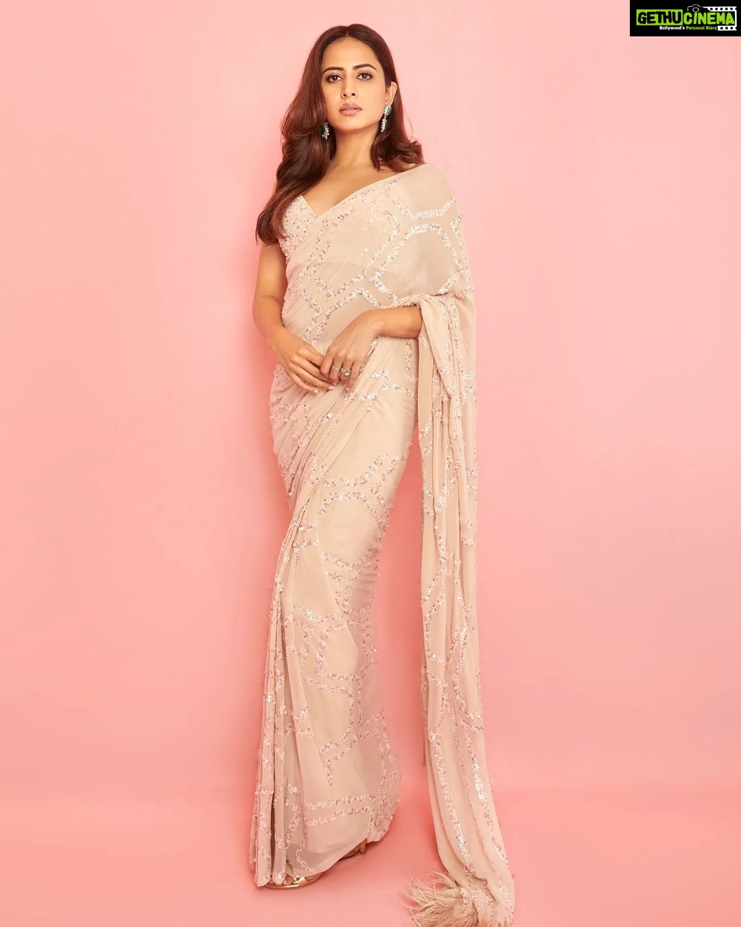 Sargun Mehta Instagram - Pink se MOH Stylist - @d_devraj Assisted by - @idarshishetty Outfit - @roujeofficial Earings @itee.jewellery @dewandbloom Heels - @giuseppezanotti Hmu - @shaylinayak @zoequiny.hair Pics - @visualaffairs_va