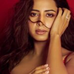 Sargun Mehta Instagram – Duniya ne kis rah-e-fanaa mein diya hai saath;
Tum bhi chale chalo yunhi jabtak chali chale.

 -‘zauq’