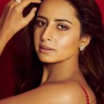 Sargun Mehta Instagram – Duniya ne kis rah-e-fanaa mein diya hai saath;
Tum bhi chale chalo yunhi jabtak chali chale.

 -‘zauq’