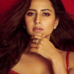 Sargun Mehta Instagram - Duniya ne kis rah-e-fanaa mein diya hai saath; Tum bhi chale chalo yunhi jabtak chali chale. -'zauq'