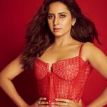 Sargun Mehta Instagram – Duniya ne kis rah-e-fanaa mein diya hai saath;
Tum bhi chale chalo yunhi jabtak chali chale.

 -‘zauq’