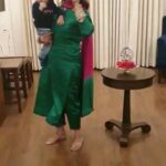 Sargun Mehta Instagram – Meri do jaan in a frame .. mummy and jahaan 😁😁
BHANGRA TIME BECAUSE #BBPN

BABE BHANGRA PAUNDE NE.. @diljitdosanjh aa dekho saare paase bhangr hi bhangra 
@aradhanasp14