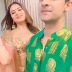 Sargun Mehta Instagram – सब सर्गुन की तारीफ़ करते हैं ..जो नहीं करता उसकी छाती पे मुक्का मार  के तारीफ़ करवा लेती है मेरी छोटी 🤜 🥊 
#sargunmehta #raviedubey