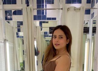 Sargun Mehta Instagram - Wait for the koka transition 😃😃 #bbpn . Babe bhangra paunde ne this dusshera . #5thoctober2022 #koka