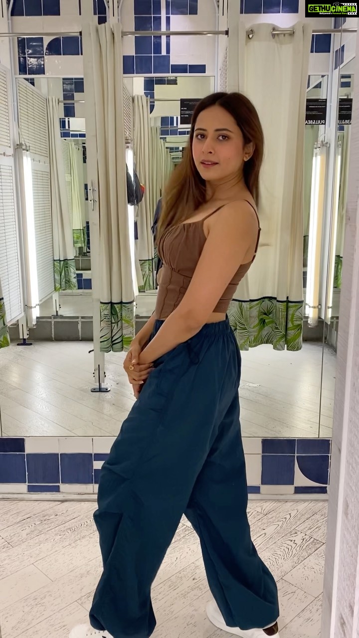 Sargun Mehta Instagram - Wait for the koka transition 😃😃 #bbpn . Babe bhangra paunde ne this dusshera . #5thoctober2022 #koka