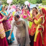 Sargun Mehta Instagram - Babe bhangra paunde ne 💃💃💃 5th October nu pengey bhangre 😁 #BBPN #5THOCTOBER Bhangu madam ne badi raunkan laayian set te vi dekh lo ♥️ @amarjitsaron @diljitdosanjh #sargunmehta #diljitdosanjh