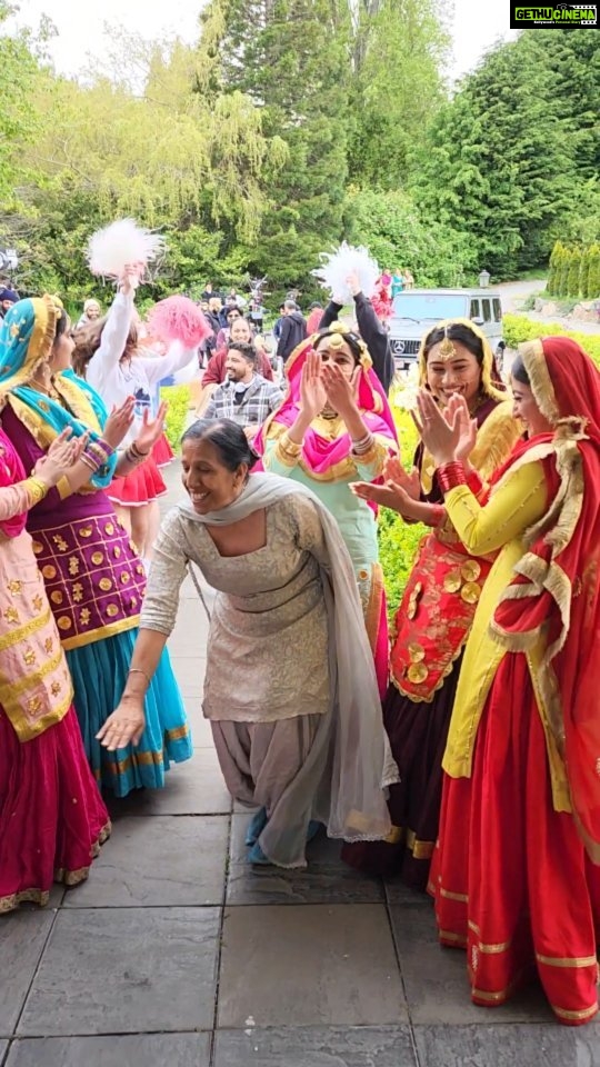 Sargun Mehta Instagram - Babe bhangra paunde ne πππ 5th October nu pengey bhangre π #BBPN #5THOCTOBER Bhangu madam ne badi raunkan laayian set te vi dekh lo β₯οΈ @amarjitsaron @diljitdosanjh #sargunmehta #diljitdosanjh