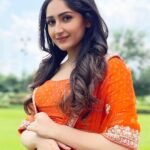 Sayyeshaa Saigal Instagram - Happy Dussehra 🌺🌸🌼 #dusshera#celebrate#festival#festiveseason#funtimes#love#dressup#ootd#indiangirl#instalove#instadaily#instapicture#makingmemories#festivewear#bright