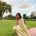 Sayyeshaa Saigal Instagram – Couldn’t choose between these two pictures! Obsessed with sarees!! ❤️💃

#saree#elegant#ootd#shoot#traveldiaries#work#nature#outdoor#green#instagood#instalove#indiangirl#forever