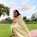 Sayyeshaa Saigal Instagram - Couldn’t choose between these two pictures! Obsessed with sarees!! ❤️💃 #saree#elegant#ootd#shoot#traveldiaries#work#nature#outdoor#green#instagood#instalove#indiangirl#forever