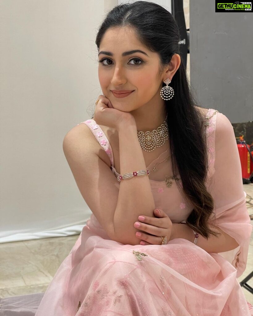 Sayyeshaa Saigal Instagram - It’s time to sparkle and shine 🌸 #love#pink#work#shootdiaries#desigirl#dressup#jewellery#keepitsimple#lessismore#instapicture#mondays#instadaily