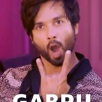 Shahid Kapoor Instagram - Dressing room preps toh ho gayi! Ab bas ye hi confidence court mein bhi rahe mera! #CaseTohBantaHai now streaming on @amazonminitv @riteishd @fukravarun @kushakapila #RiteishDeshmukh #KushaKapila #VarunSharma #CaseTohBantaHai #AmazonminiTV #CaseTohBantaHaiOnminiTV #WatchNow #WatchFree #AmazonMiniTV #AtrangiIlzaams