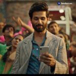 Shahid Kapoor Instagram - Life mein kuch bhi ho, in Poker, you hold the cards. @poker_baazi ♦️♣️♥️ #YouHoldTheCards #Poker #SkillGame #PokerBaazi #Baazigar #PokerIsASport