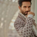 Shahid Kapoor Instagram - Brownie points for guessing my thoughts Shot by: @mayank_mudnaney Outfit: @ashishnsoniofficial Style by: @theanisha Assisted by: @keyurisangoi Dress team: @thebombaydressman Makeup: @james_gladwin_ @mahendra.kanojia Hair by: @aalimhakim Hair assistant: @shahrukhshaikh9519 Managed by: @chanchal_dsouza Digital agency: @59thparallel Security: @parvez_pzee