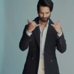 Shahid Kapoor Instagram – But(t)on a serious note, how do I look? 😉

#reels #funnyreels #reelsinstagram #reelsindia #funnyvideos