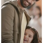 Shahid Kapoor Instagram - Strong teeth - strong you, courtesy @colgatein 😁 Our teeth are the key to good nutrition and health, and it is very crucial to take utmost care of it with the right steps. Colgate Strong Teeth with Calcium boost helps keep mine and my family's oral care in check with its formula ✅ So stronger teeth = stronger you 💪🏼✌🏼 #ColgateStrongTeeth #StrongTeethStrongYou #DaantStrongAapStrong #StrongTeethCompleteNutrition #StrongTeethforBetterYou #Colgate #Nutrition