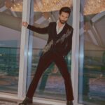 Shahid Kapoor Instagram – SHOWTIME 

Shot by: @mayank_mudnaney 
Outfit: @gauravguptaofficial 
Style by: @theanisha
Assisted by: @keyurisangoi 
Dressteam: @thebombaydressman 
Makeup: @james_gladwin_ 
@mahendra.kanojia 
Hair by: @aalimhakim
Hair assistant: @shahrukhshaikh9519 
Managed by: @chanchal_dsouza 
Digital agency: @59thparallel 
Security: @parvez_pzee