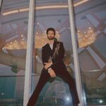 Shahid Kapoor Instagram – SHOWTIME 

Shot by: @mayank_mudnaney 
Outfit: @gauravguptaofficial 
Style by: @theanisha
Assisted by: @keyurisangoi 
Dressteam: @thebombaydressman 
Makeup: @james_gladwin_ 
@mahendra.kanojia 
Hair by: @aalimhakim
Hair assistant: @shahrukhshaikh9519 
Managed by: @chanchal_dsouza 
Digital agency: @59thparallel 
Security: @parvez_pzee