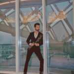 Shahid Kapoor Instagram – SHOWTIME 

Shot by: @mayank_mudnaney 
Outfit: @gauravguptaofficial 
Style by: @theanisha
Assisted by: @keyurisangoi 
Dressteam: @thebombaydressman 
Makeup: @james_gladwin_ 
@mahendra.kanojia 
Hair by: @aalimhakim
Hair assistant: @shahrukhshaikh9519 
Managed by: @chanchal_dsouza 
Digital agency: @59thparallel 
Security: @parvez_pzee