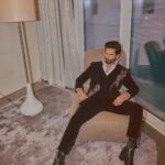 Shahid Kapoor Instagram - SHOWTIME Shot by: @mayank_mudnaney Outfit: @gauravguptaofficial Style by: @theanisha Assisted by: @keyurisangoi Dressteam: @thebombaydressman Makeup: @james_gladwin_ @mahendra.kanojia Hair by: @aalimhakim Hair assistant: @shahrukhshaikh9519 Managed by: @chanchal_dsouza Digital agency: @59thparallel Security: @parvez_pzee