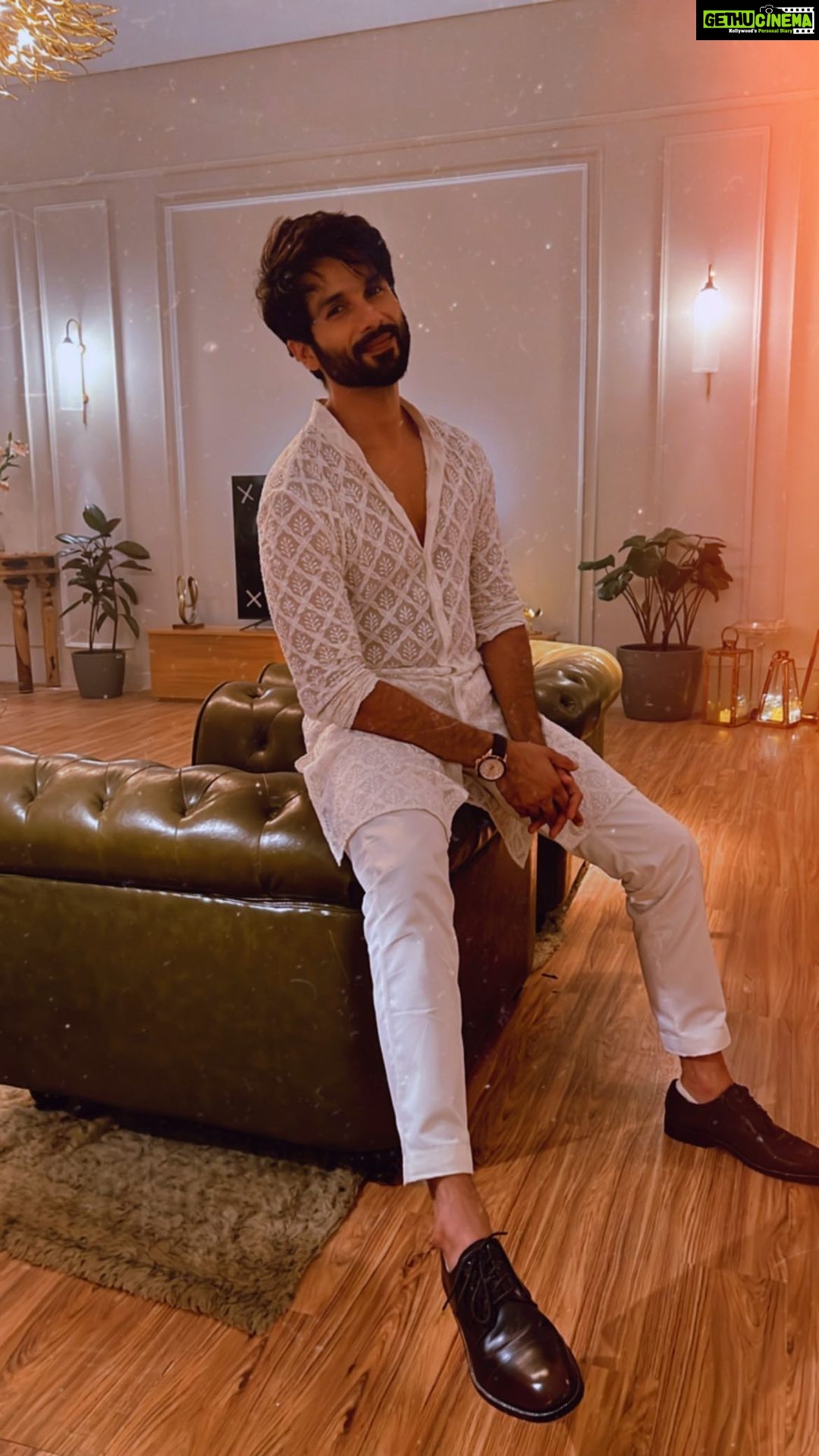Shahid Kapoor Instagram - White like a blank canvas... ready to paint the day’s story