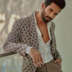 Shahid Kapoor Instagram - Brownie points for guessing my thoughts Shot by: @mayank_mudnaney Outfit: @ashishnsoniofficial Style by: @theanisha Assisted by: @keyurisangoi Dress team: @thebombaydressman Makeup: @james_gladwin_ @mahendra.kanojia Hair by: @aalimhakim Hair assistant: @shahrukhshaikh9519 Managed by: @chanchal_dsouza Digital agency: @59thparallel Security: @parvez_pzee