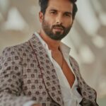 Shahid Kapoor Instagram - Brownie points for guessing my thoughts Shot by: @mayank_mudnaney Outfit: @ashishnsoniofficial Style by: @theanisha Assisted by: @keyurisangoi Dress team: @thebombaydressman Makeup: @james_gladwin_ @mahendra.kanojia Hair by: @aalimhakim Hair assistant: @shahrukhshaikh9519 Managed by: @chanchal_dsouza Digital agency: @59thparallel Security: @parvez_pzee