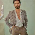 Shahid Kapoor Instagram – Brownie points for guessing my thoughts 

Shot by: @mayank_mudnaney 
Outfit: @ashishnsoniofficial 
Style by: @theanisha 
Assisted by: @keyurisangoi 
Dress team: @thebombaydressman 
Makeup: @james_gladwin_ 
@mahendra.kanojia 
Hair by: @aalimhakim
Hair assistant: @shahrukhshaikh9519 
Managed by: @chanchal_dsouza 
Digital agency: @59thparallel 
Security: @parvez_pzee