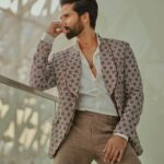 Shahid Kapoor Instagram – Brownie points for guessing my thoughts 

Shot by: @mayank_mudnaney 
Outfit: @ashishnsoniofficial 
Style by: @theanisha 
Assisted by: @keyurisangoi 
Dress team: @thebombaydressman 
Makeup: @james_gladwin_ 
@mahendra.kanojia 
Hair by: @aalimhakim
Hair assistant: @shahrukhshaikh9519 
Managed by: @chanchal_dsouza 
Digital agency: @59thparallel 
Security: @parvez_pzee