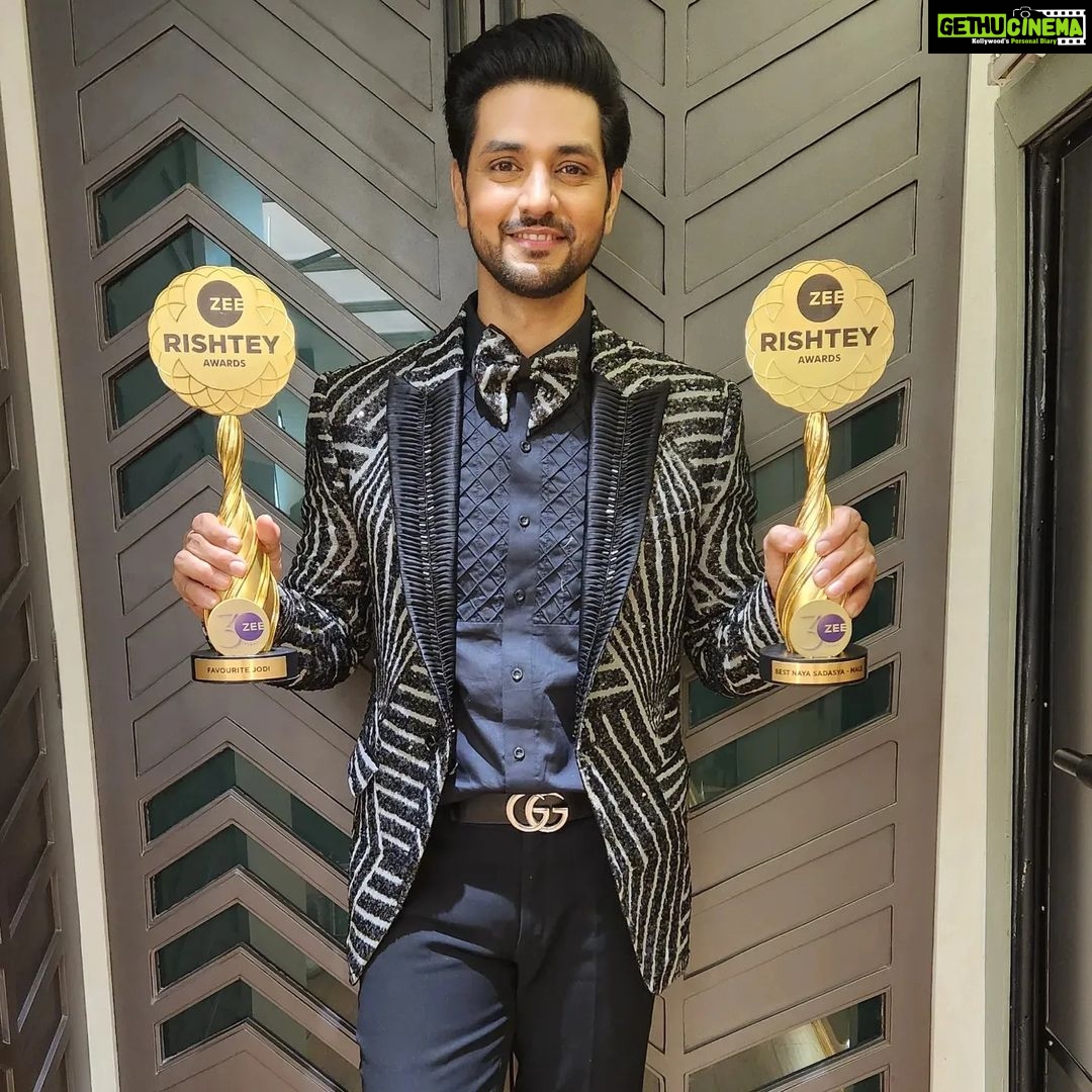 Shakti Arora Instagram - Thanku @zeetv for this wonderful NAYA SADASYA AND FAVORITE JODI award and such a warm welcome..Only 2 months old in the show and I have recieved 2 awards. Feels blessed..π Thanks toΒ @ektarkapoor for believing in me and trusting me..π₯° Also thanks to @nehaasaxena who convinced me to go ahead with this role, although the truth is she didn't want me to sit at home.π
Thanks to all my well wishers who voted and also to those who contributed in watching the show #kundalibhagya. Thanks to all the fans/fam for making so many reels and posts It makes me feel really special. Lots of love.. Outfit @bharat_reshma Hair @krunal_kasare ππ #kundalibhagya #zeerishteyawards2022 #shaktiarora #preejun