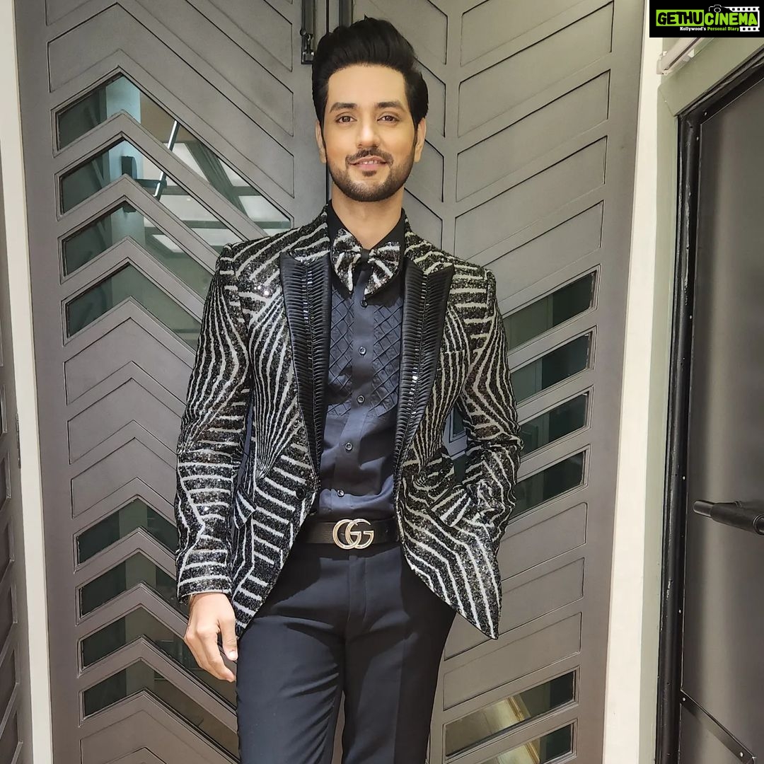 Shakti Arora Instagram - Thanku @zeetv for this wonderful NAYA SADASYA AND FAVORITE JODI award and such a warm welcome..Only 2 months old in the show and I have recieved 2 awards. Feels blessed..π Thanks toΒ @ektarkapoor for believing in me and trusting me..π₯° Also thanks to @nehaasaxena who convinced me to go ahead with this role, although the truth is she didn't want me to sit at home.π
Thanks to all my well wishers who voted and also to those who contributed in watching the show #kundalibhagya. Thanks to all the fans/fam for making so many reels and posts It makes me feel really special. Lots of love.. Outfit @bharat_reshma Hair @krunal_kasare ππ #kundalibhagya #zeerishteyawards2022 #shaktiarora #preejun