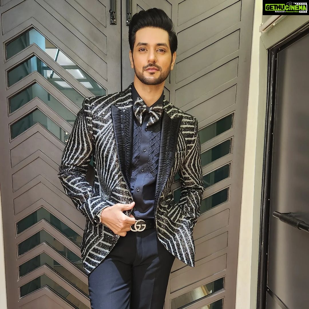 Shakti Arora Instagram - Thanku @zeetv for this wonderful NAYA SADASYA AND FAVORITE JODI award and such a warm welcome..Only 2 months old in the show and I have recieved 2 awards. Feels blessed..π Thanks toΒ @ektarkapoor for believing in me and trusting me..π₯° Also thanks to @nehaasaxena who convinced me to go ahead with this role, although the truth is she didn't want me to sit at home.π
Thanks to all my well wishers who voted and also to those who contributed in watching the show #kundalibhagya. Thanks to all the fans/fam for making so many reels and posts It makes me feel really special. Lots of love.. Outfit @bharat_reshma Hair @krunal_kasare ππ #kundalibhagya #zeerishteyawards2022 #shaktiarora #preejun