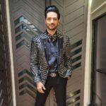 Shakti Arora Instagram – Thanku @zeetv for this wonderful NAYA SADASYA AND FAVORITE JODI award and such a warm welcome..Only 2 months old in the show and I have recieved 2 awards. Feels blessed..😇
Thanks to @ektarkapoor  for believing in me and trusting me..🥰
Also thanks to @nehaasaxena who convinced me to go ahead with this role, although the truth is she didn’t want me to sit at home.😅
Thanks to all my well wishers who voted and also to those who contributed in watching the show #kundalibhagya.
Thanks to all the fans/fam for making so many reels and posts
It makes me feel really special. Lots of love..
Outfit @bharat_reshma 
Hair @krunal_kasare 😘😘
#kundalibhagya
#zeerishteyawards2022 
#shaktiarora
#preejun