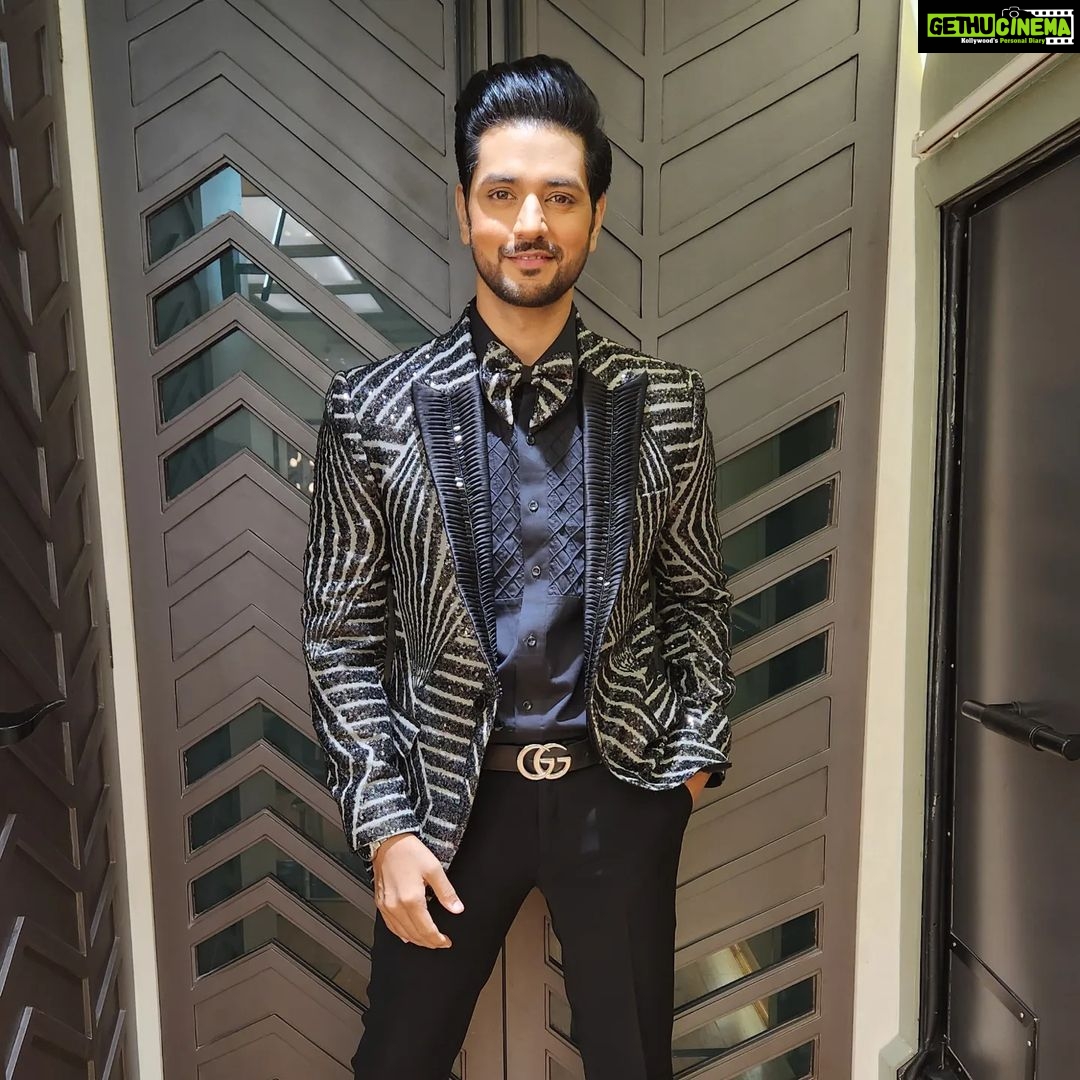 Shakti Arora Instagram - Thanku @zeetv for this wonderful NAYA SADASYA AND FAVORITE JODI award and such a warm welcome..Only 2 months old in the show and I have recieved 2 awards. Feels blessed..π Thanks toΒ @ektarkapoor for believing in me and trusting me..π₯° Also thanks to @nehaasaxena who convinced me to go ahead with this role, although the truth is she didn't want me to sit at home.π
Thanks to all my well wishers who voted and also to those who contributed in watching the show #kundalibhagya. Thanks to all the fans/fam for making so many reels and posts It makes me feel really special. Lots of love.. Outfit @bharat_reshma Hair @krunal_kasare ππ #kundalibhagya #zeerishteyawards2022 #shaktiarora #preejun