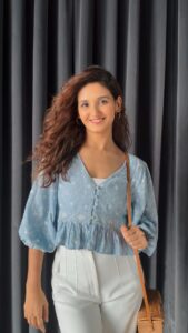 Shakti Mohan Instagram - How I go from work to Dance mode ⚡️

📷 @souravsharmaofficial 
Styled by @isolatednee
Outfit @tulsiya_
Jewellery @silver.kiosk
Assisted by @apuneshruti
@nrityashakti @ra_jeev5521