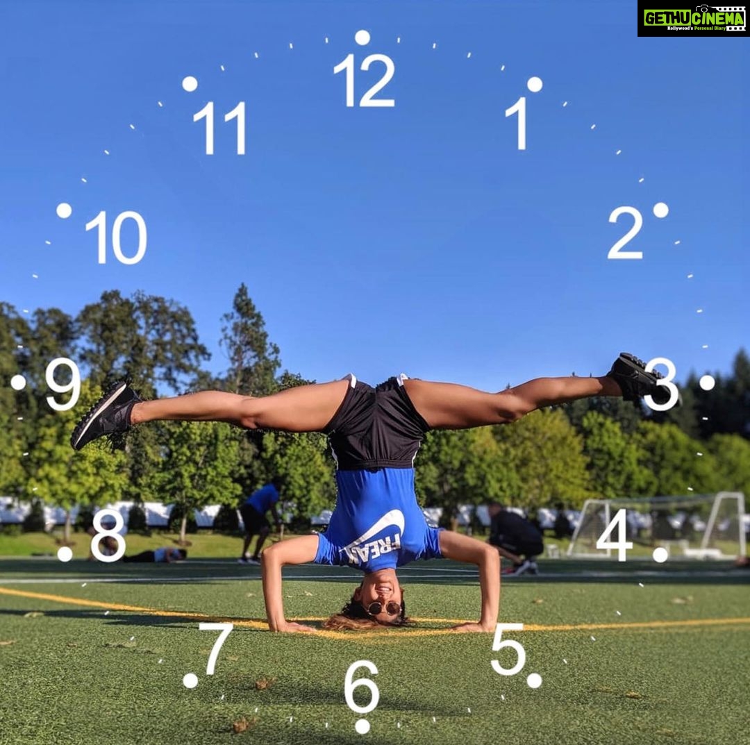 Shakti Mohan Instagram - What time is it? In a split second itβs going to be FUN o'clock for me ππ₯³ Throwing the #clockchallenge to end 2019 in most fun and innovative ways π€ΈββοΈπ€ΈββοΈπ€Έ C'mon guys leave me in splits πππ€ͺ @neetimohan18 @muktimohan @kmohan12 @nihaarpandya @akhileshdangat @paarthrpandya @sam_maredia @jimmy.felix @songsteering @jonitamusic @alishasingh.official @shalmiaow