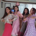 Shakti Mohan Instagram - O Mohaniya aa aa Mohaniya 😜 This is what a Sunday afternoon at our house looks like. 💃🏼😂🥳 Humare bachpan ki dance team with our cousins @smridhishr @stuts20 @sankalpsharma04 Thank you jija ji for capturing this memorable moment @drtarunortho #Mohansisters #sundaymood #bolyechudiya #kabhikhushiKabhiegham