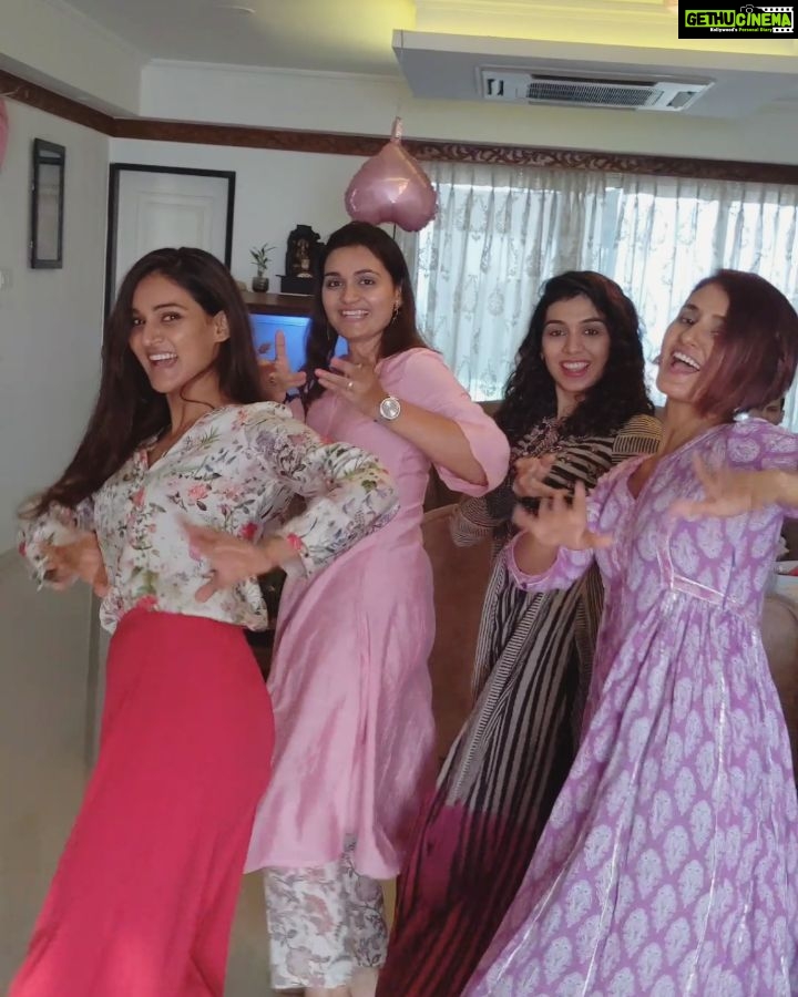 Shakti Mohan Instagram - O Mohaniya aa aa Mohaniya π This is what a Sunday afternoon at our house looks like. ππΌππ₯³ Humare bachpan ki dance team with our cousins @smridhishr @stuts20 @sankalpsharma04 Thank you jija ji for capturing this memorable moment @drtarunortho #Mohansisters #sundaymood #bolyechudiya #kabhikhushiKabhiegham