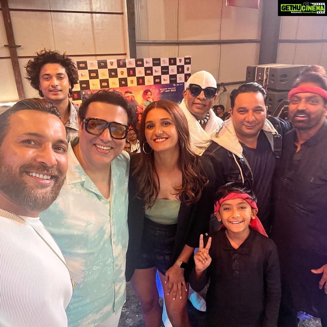 Shakti Mohan Instagram - Massive honour to be with these legends in the same frame🙏🏻 #WorldDanceDay couldn’t get any better. Feeling sooooo dammm blessed. Magical @govinda_herono1 ji ☀️ My guru @terence_here sir 🌱 Geniusss @ganeshacharyaa ji Can’t wait to watch your new film 👏🏼 #DehatiDisco Versatile ✨ @khan_ahmedasas sir Maestro @drums_sivamani ji🥁