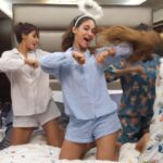 Shakti Mohan Instagram – My Friday night plans with my GIRLIESSSSSSS 🥳🥳🥳🥳
.
Y’all have to do this… 💃
#piyapiya 🙈
@muktimohan @kmohan12 @instalazycrazy #90ssongs 🎥@vishwanath.kumary
#fridaynight