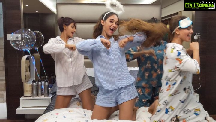 Shakti Mohan Instagram - My Friday night plans with my GIRLIESSSSSSS π₯³π₯³π₯³π₯³ . Y'all have to do this... π #piyapiya π @muktimohan @kmohan12 @instalazycrazy #90ssongs π₯@vishwanath.kumary #fridaynight