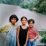 Shakti Mohan Instagram – Caption this 👀
Ye anokha aur khoobsurat sa bacchpan with
@muktimohan @kmohan12 @neetimohan18
#happychildrensday
