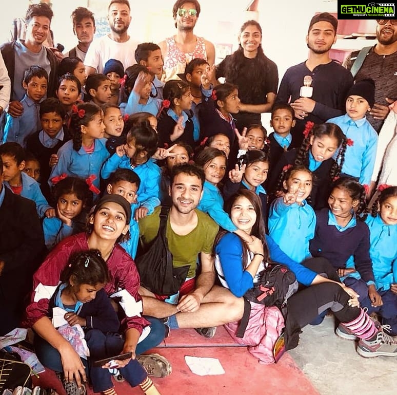 Shakti Mohan Instagram - Ye pahad ⛰️ Aur Ye Pahadi bacche 🥳 . I miss it ♥️ There is no experience like the one I have with this gang 👇 @beingthugindian @alishasingh.official @abhinavchatwal @dhruvmehta90 @ivanshu_k @pri.creates @farak_ni_pdta @ishanbhandari90 #uttarakhand