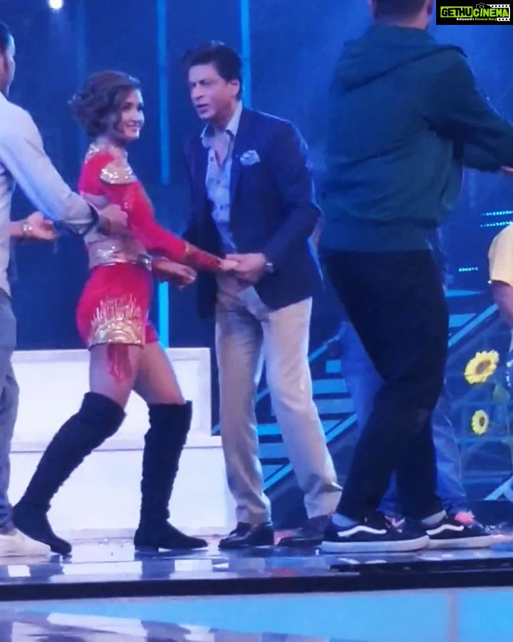 Shakti Mohan Instagram - 👑 Boss of Romance @iamsrk 👑 What a delight to be able to dance with you ♥️ I feel soooooooooo damn lucky to have shared stage with you. Happy birthday & Stay blessed #happybirthdaysrk 🌷