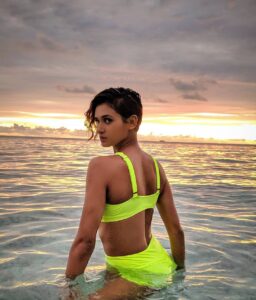Shakti Mohan Instagram - I'll meet you where sky touches the sea ☁️🌊 . . Text me when you get there 😜 🙈 😂