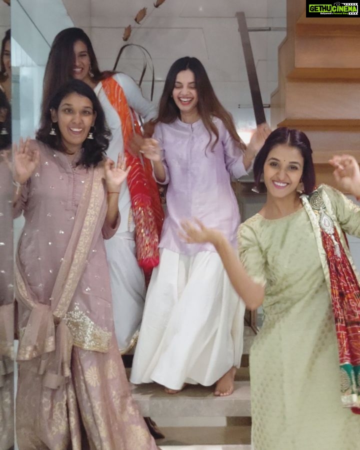 Shakti Mohan Instagram - Aap sab ke manoranjan ke liye prastut hai ye 90s ka gaana #kesariyahairoopmaaro 🙏 #90sgirls @muktimohan @kmohan12 @instalazycrazy Videographer bhaiya @vishwanath.kumary