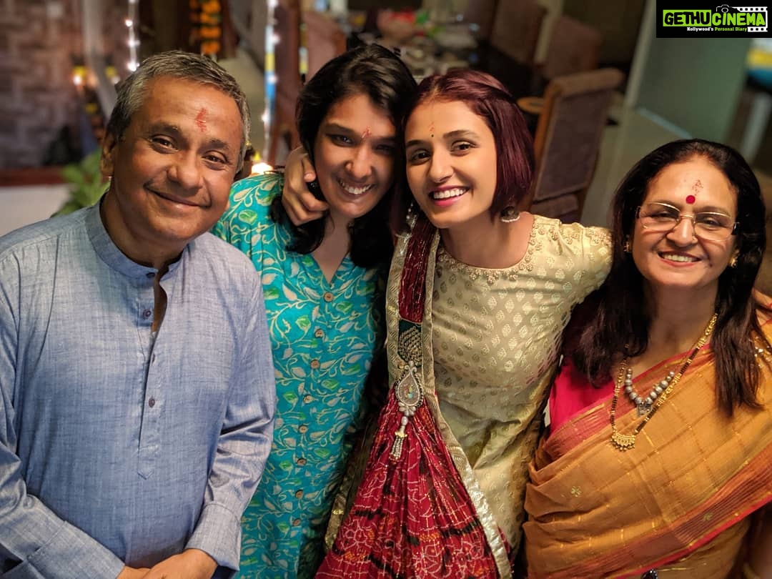 Shakti Mohan Instagram - Light of my life 🕯️ #happydiwali Yayyyyyyyyy Diwali haiiiiiiiiiii @kmohan12 @bms.brijmohan @kusum8114 📷@muktimohan @neetimohan18 @nihaarpandya